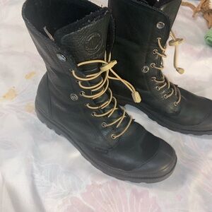 Palladium cold weather Black Leather , elastic toggle closure sz  11 US